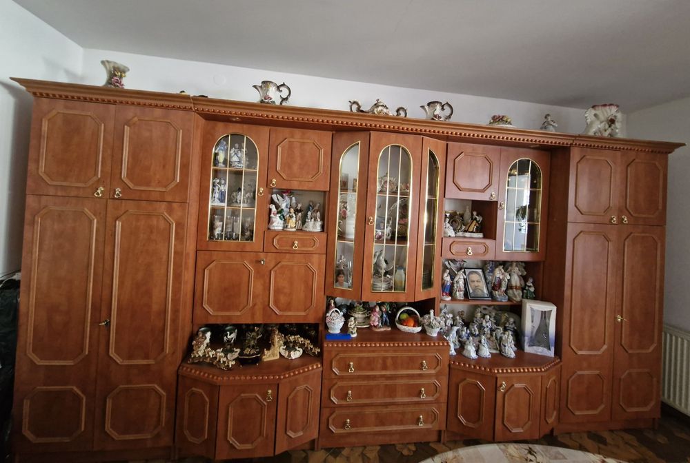 Regał z Witryną do Salonu