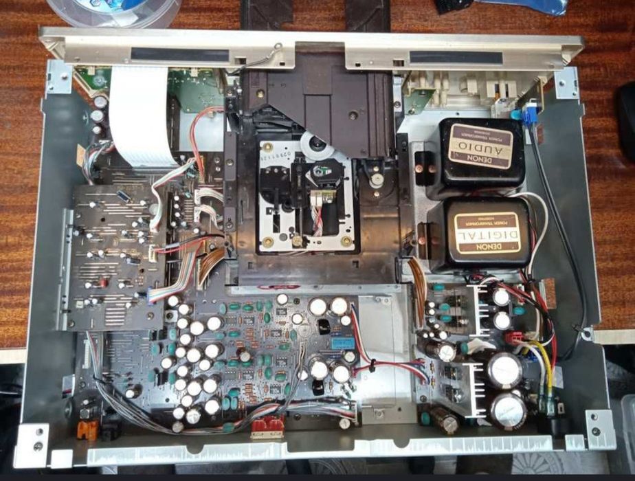 Для себя CD проигрыватель в не рабочем состоянии.