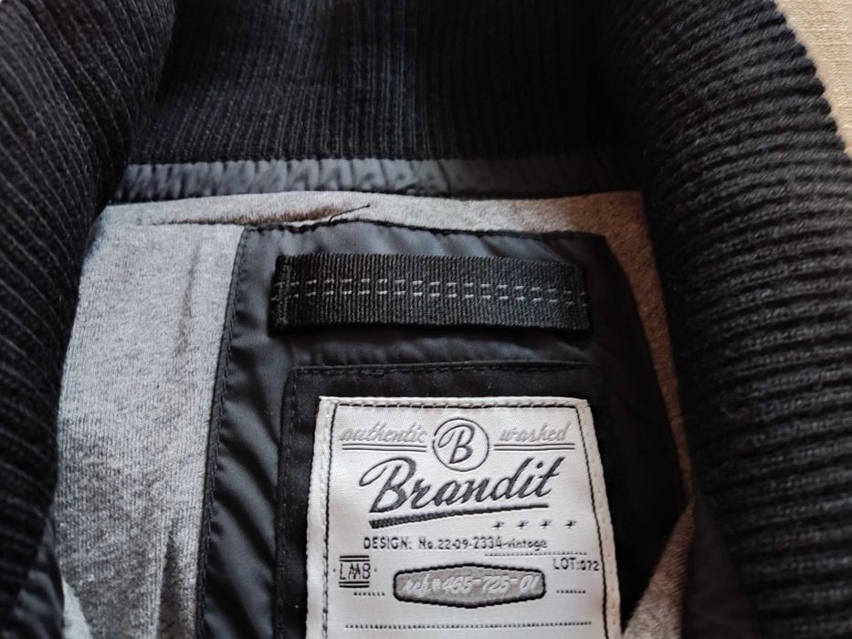 4  якісні куртки  на осінь і весну.