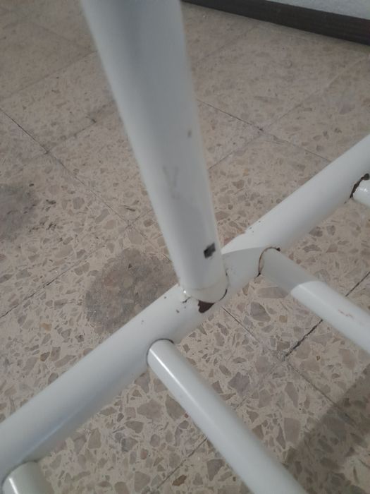 Cabideiro metálico, com rodas
