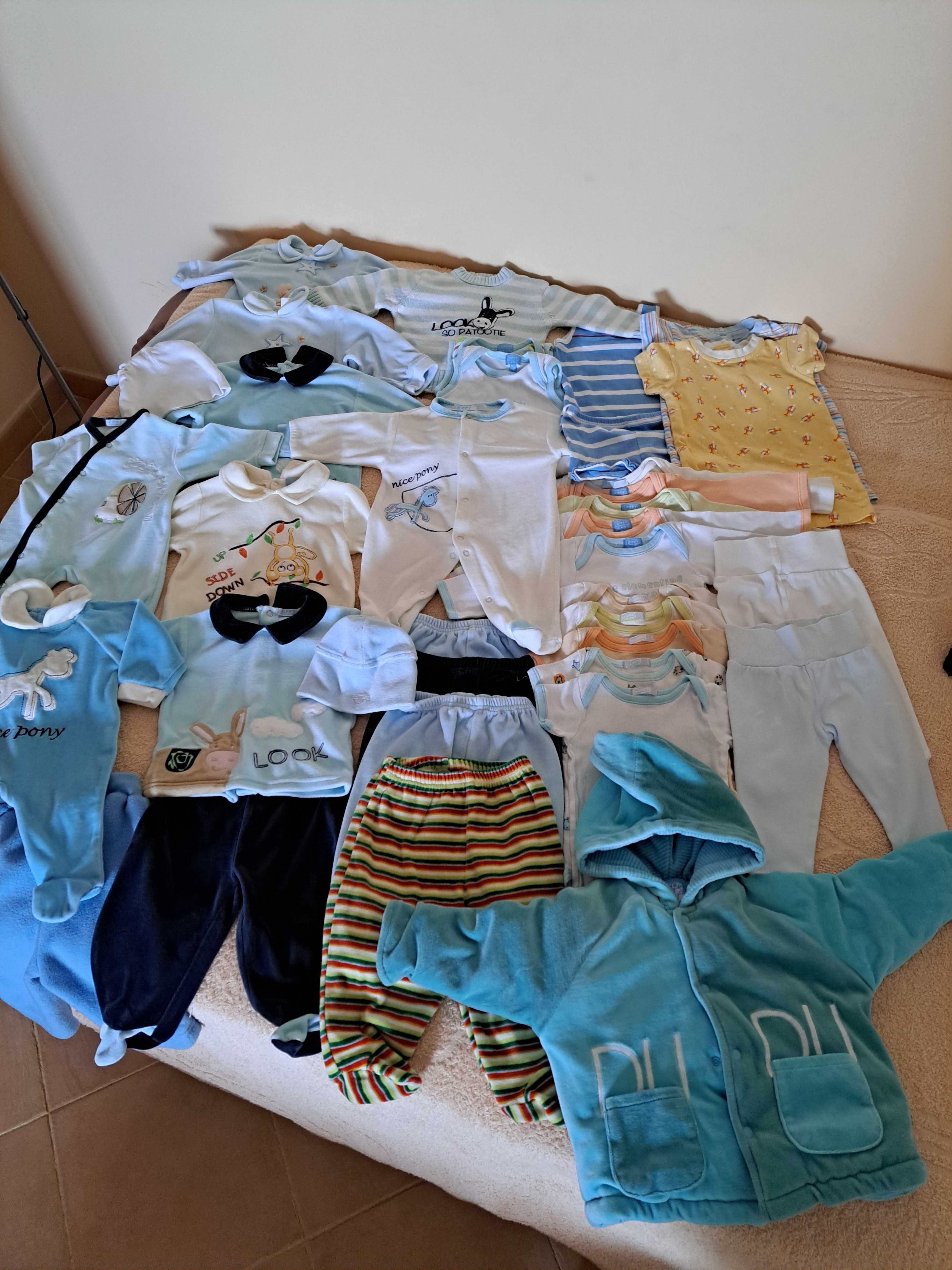 Lote de roupa de menino com 85 peças dos 0-2 anos.