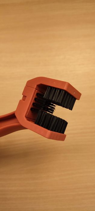 Щётка для мытья мото цепи .