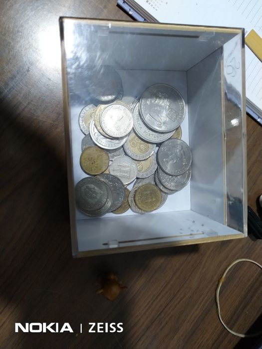 Caixa com. Moedas de coleção nacionais