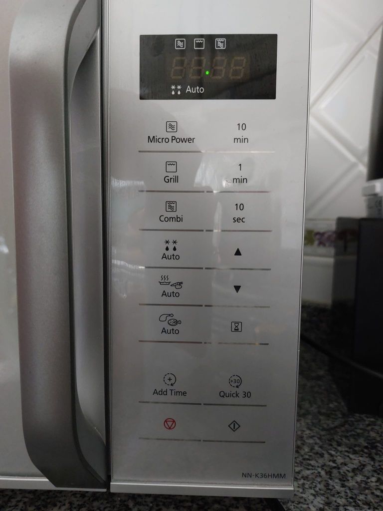 Microondas com Grill e 800W de potência Panasonic 23L NN-K36HMM