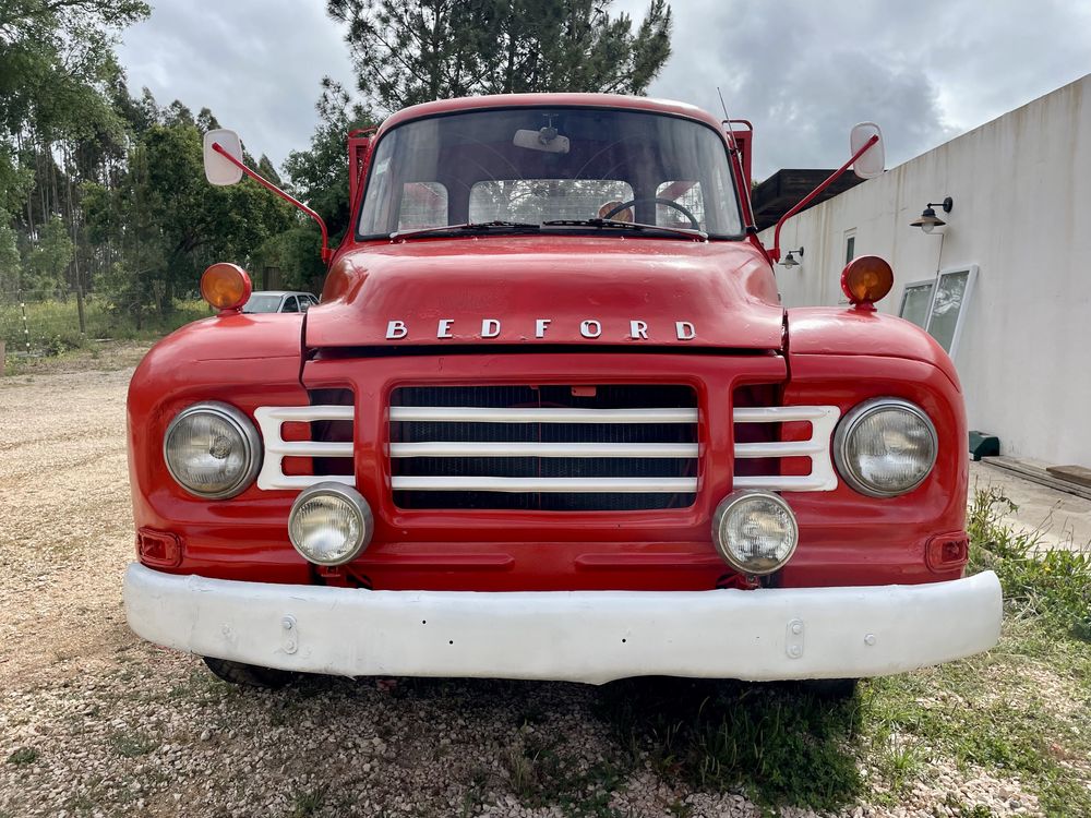 Carrinha Bedford TJ610 com báscula