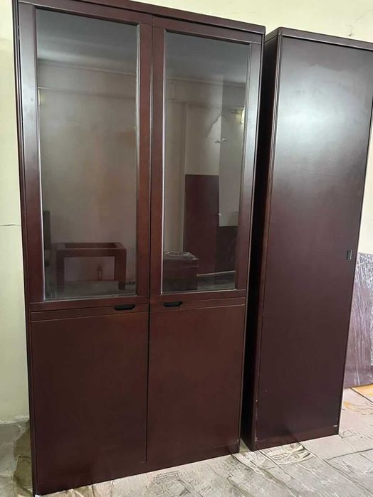 Елітний офісний комплект - стіл з тумбами та дві шафи