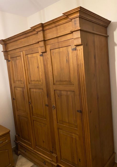 Stara drewniana szafa vintage