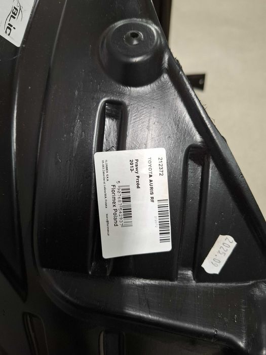 Nadkole plastikowe przód prawe Toyota Auris