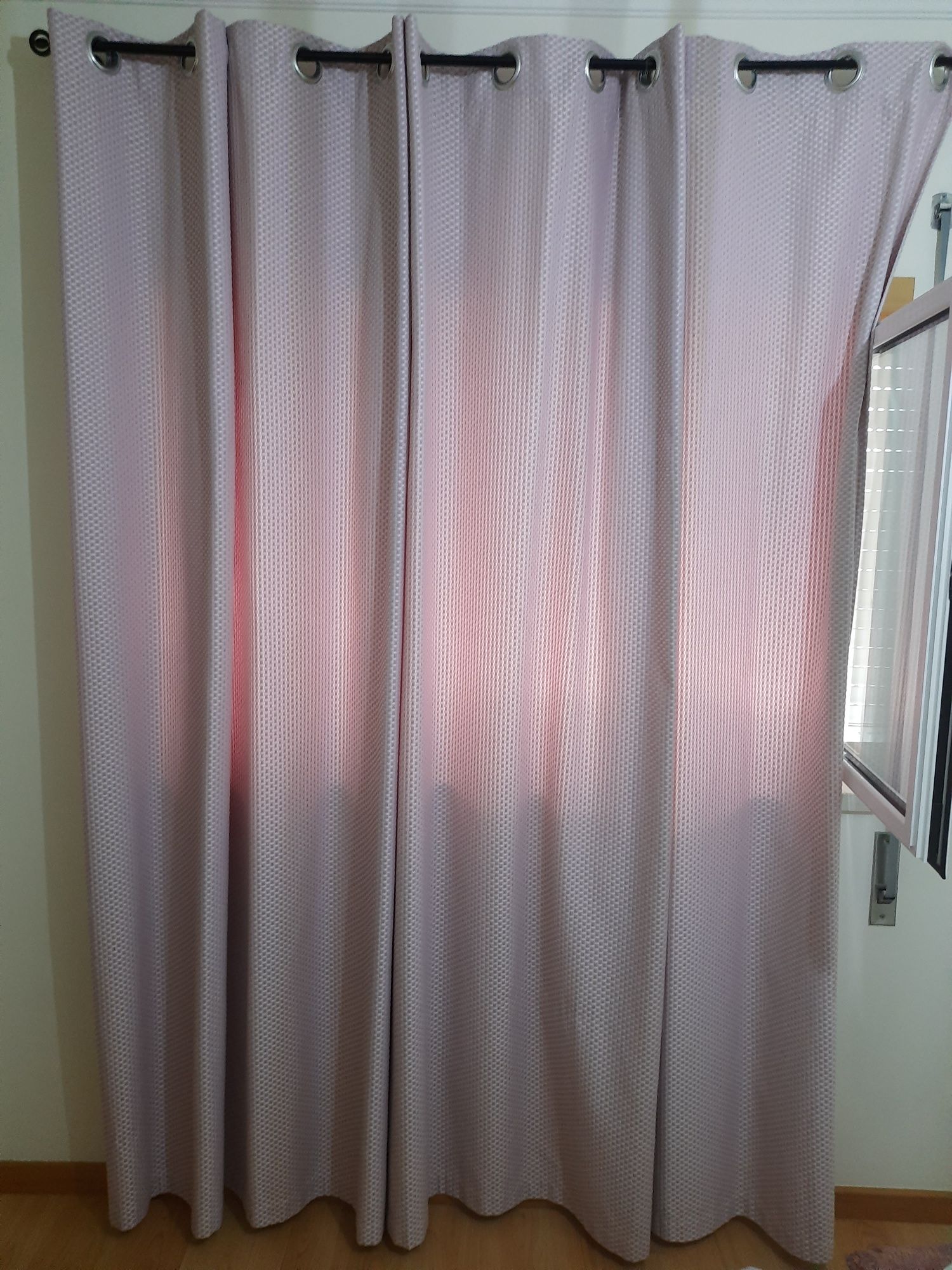 Cortinados cor de rosa e cinza