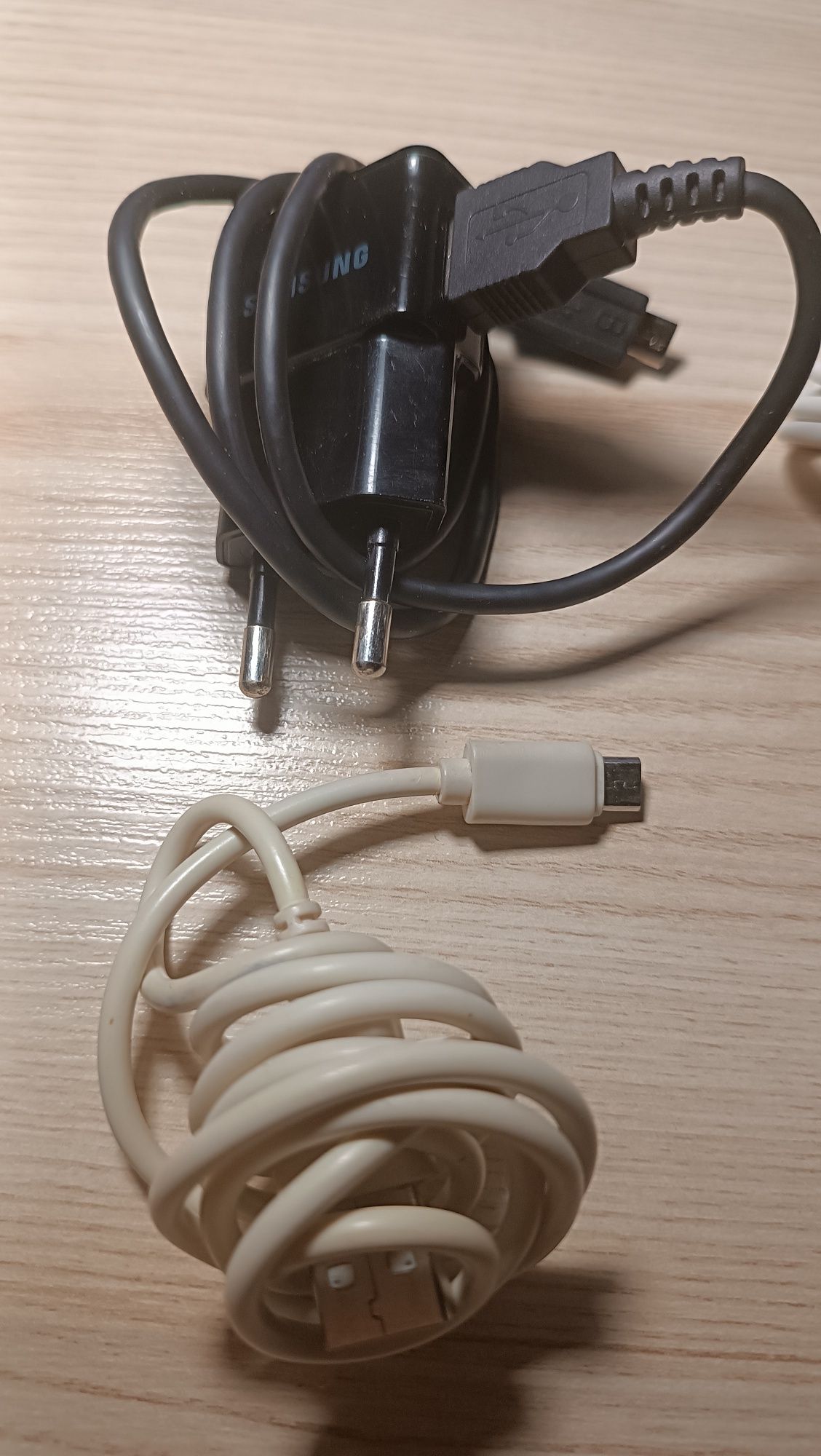 Продаю набор зарядных устройств и кабелей micro-USB — б/у, рабочие