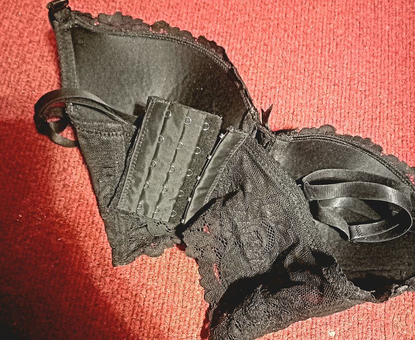 Бюстгальтер жіночий