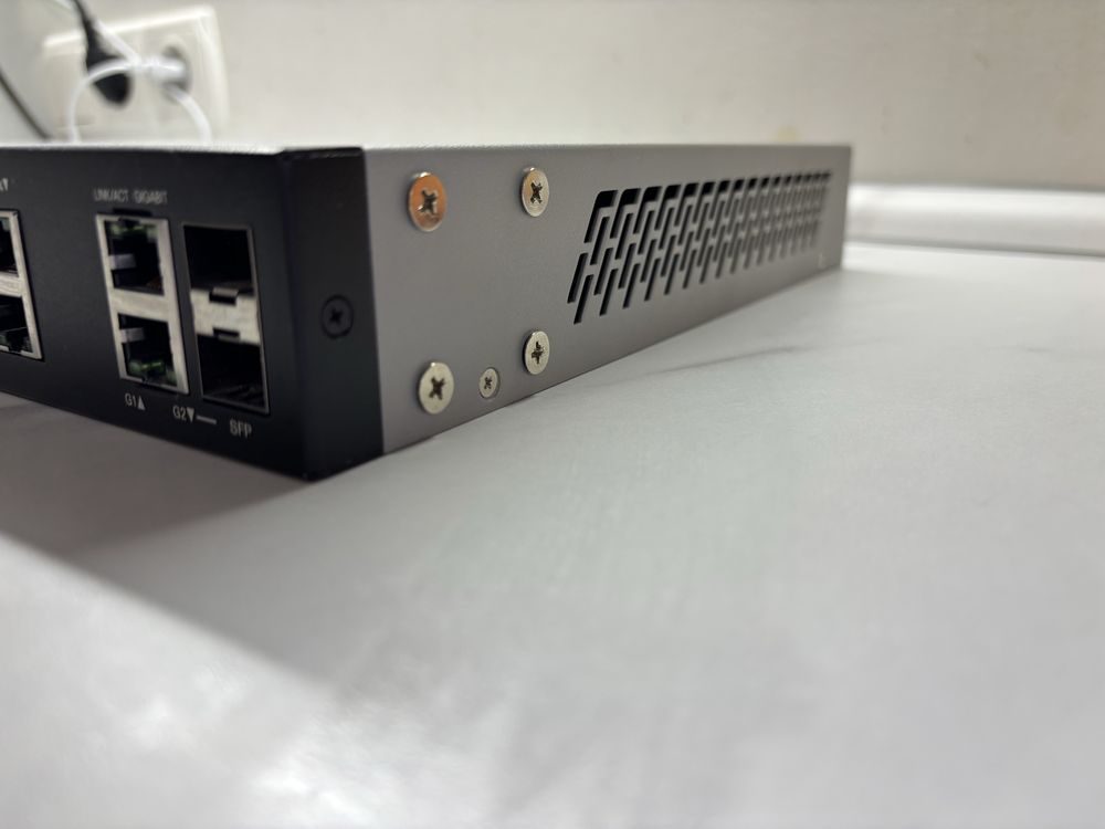 Комутатор, світч Cisco SF200-24