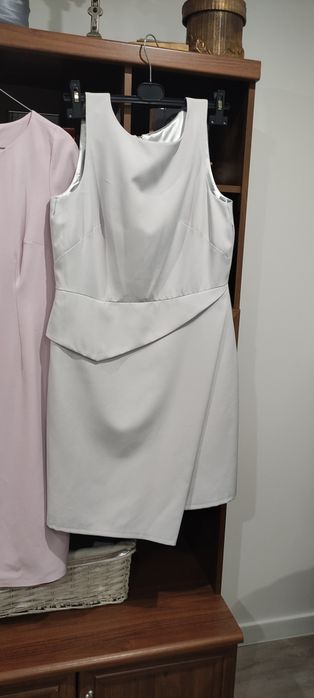 Piękna elegancka sukienka r. 42-46 wyszczuplająca, ołówkowa