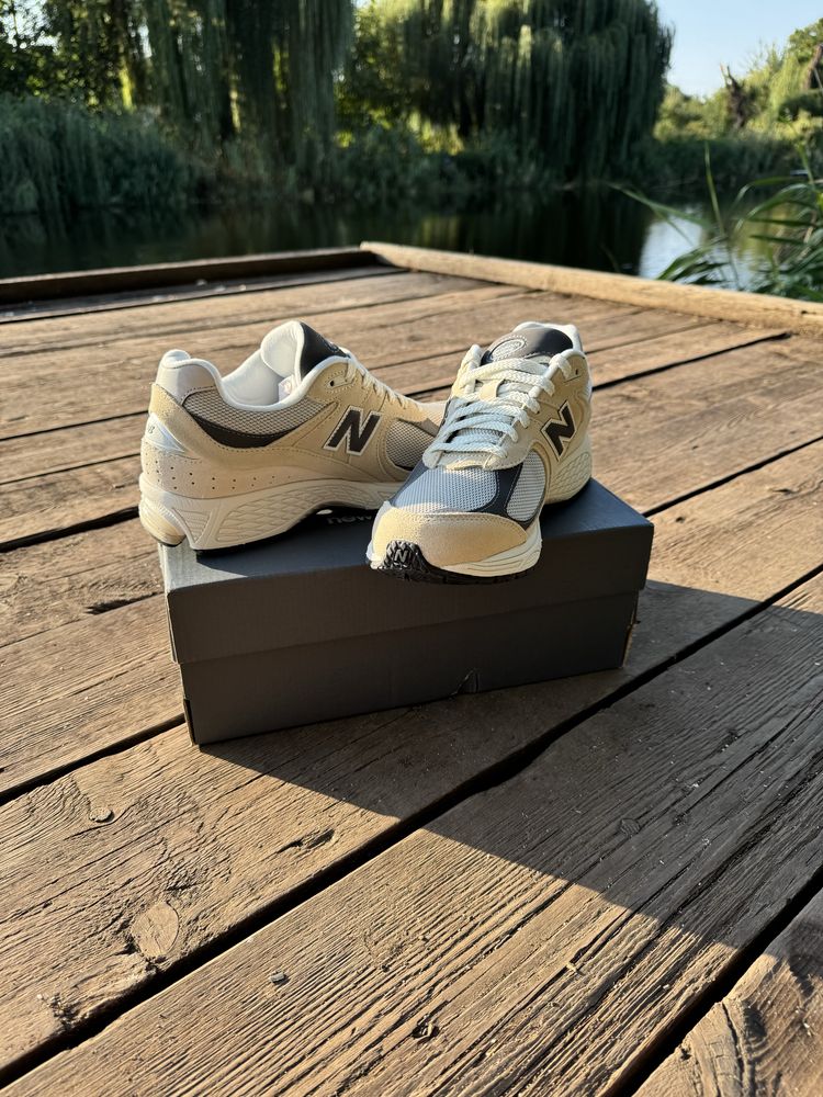Кросівки чоловічі New balance 2002r
