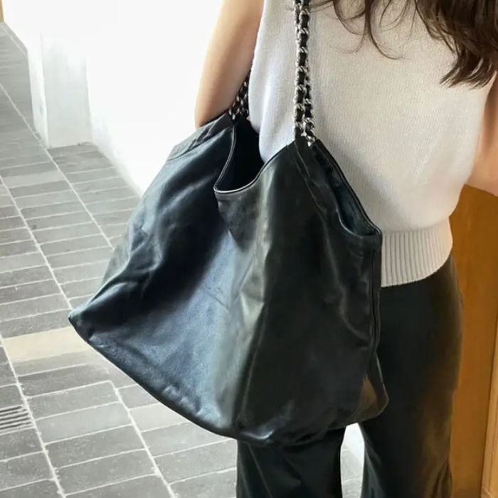 Czsrna torebka shopper na łańcuszku