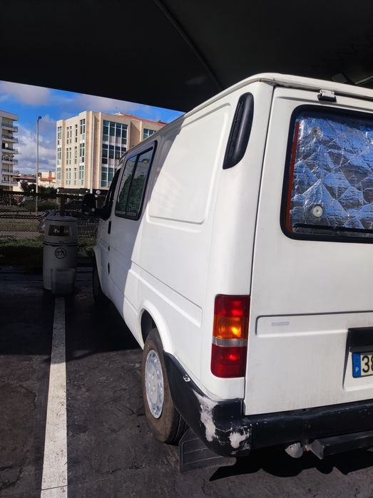 Carrinha Ford Transit ano 2000, adaptada a
campervan | 7 Lugares