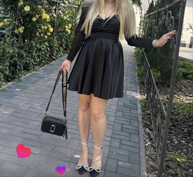 Чорна атласна сукня ,з пишнею спідницею