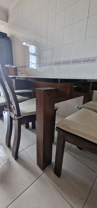Mesa e cinco cadeiras em carvalho