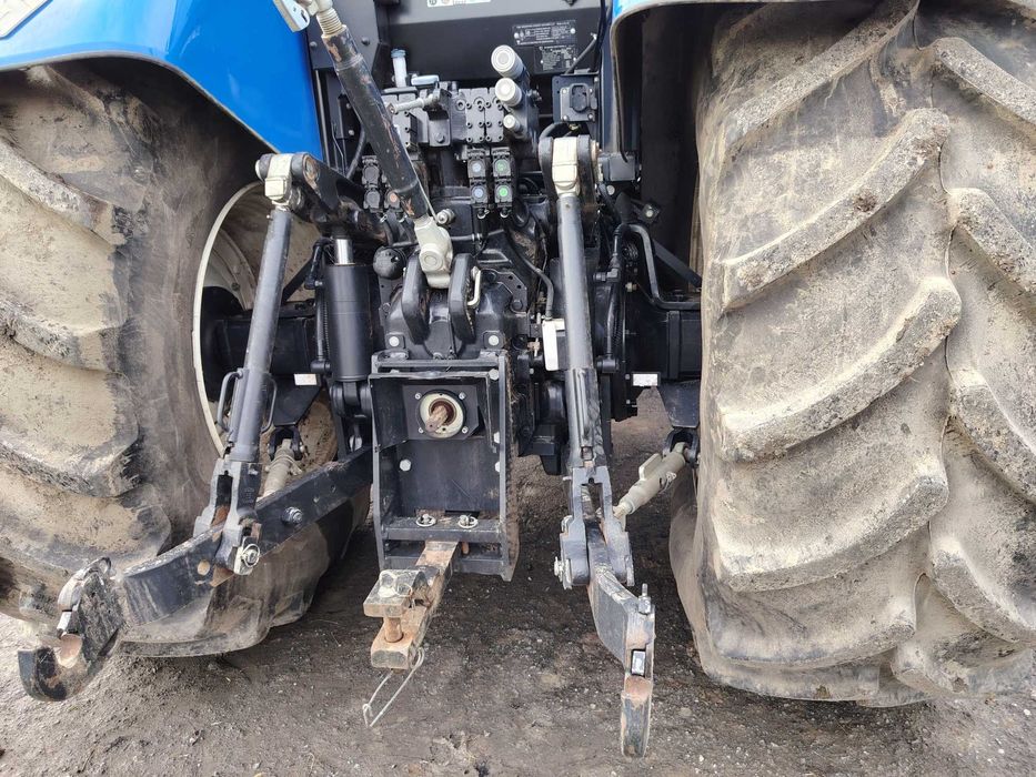 трактор New Holland 7070