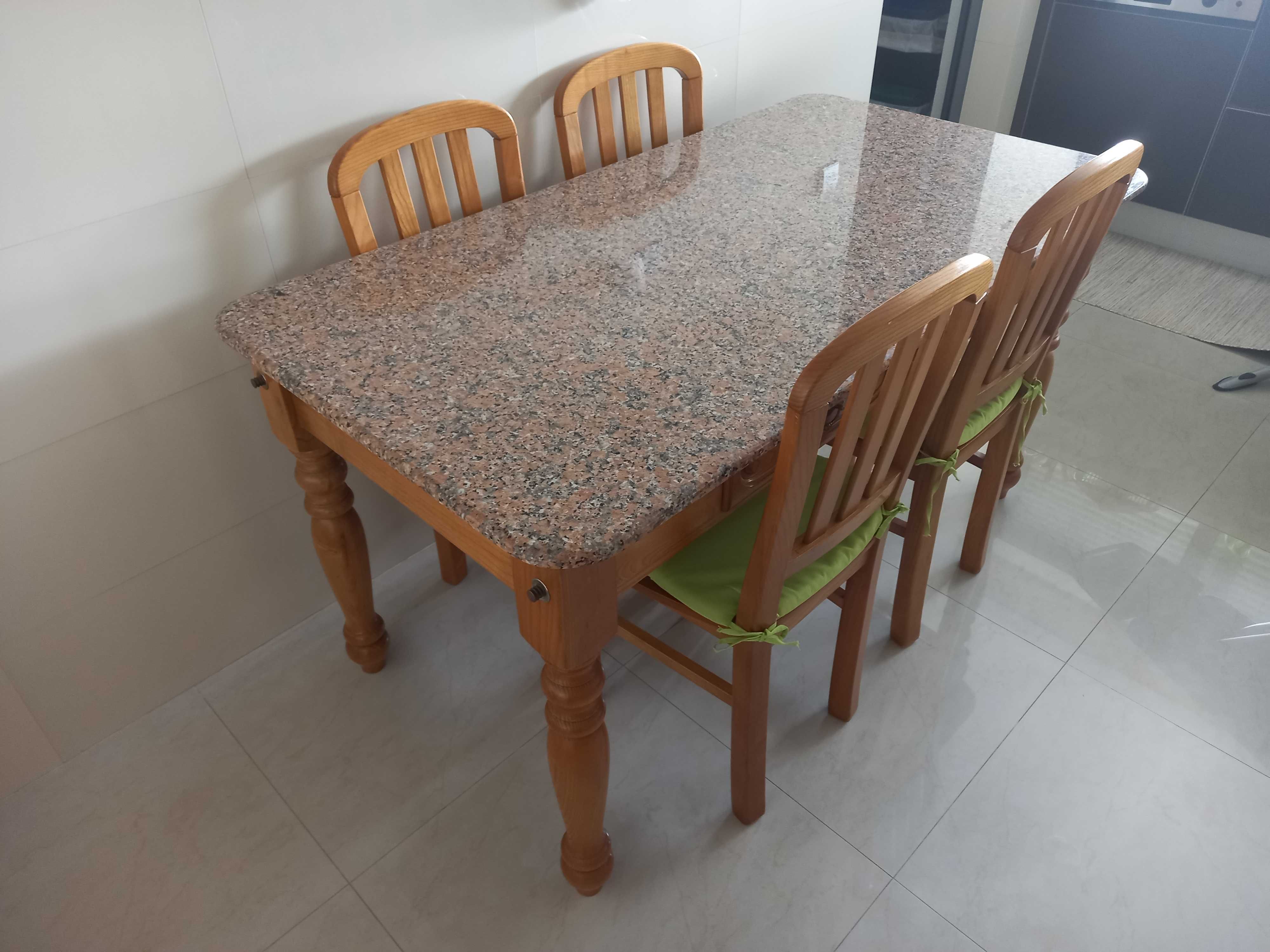 Vendo mesa de Cozinha com cadeiras