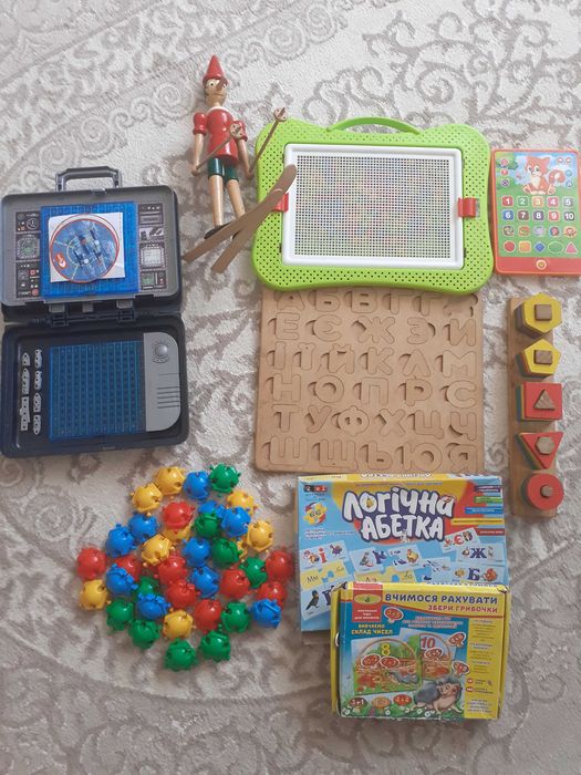 Абетка, алфавіт, планшет, дерев'яні іграшки, мозаїка,вчимося рахувати