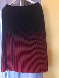 Spodniczka plisowana cieniowana w odcieniach czarno-czerwonych