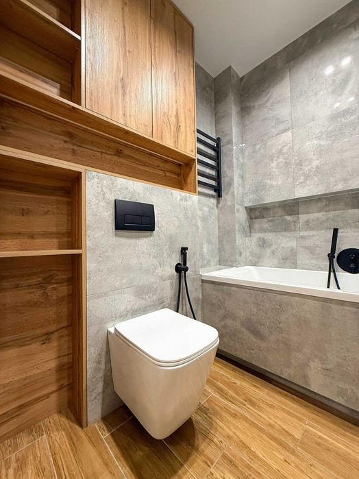 Квартира в центрі з ремонтом, автономним опаленням та окремим входом