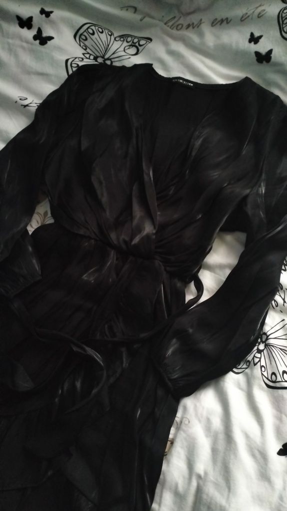 Sukienka czarna z metalicznym połyskiem i falbankami