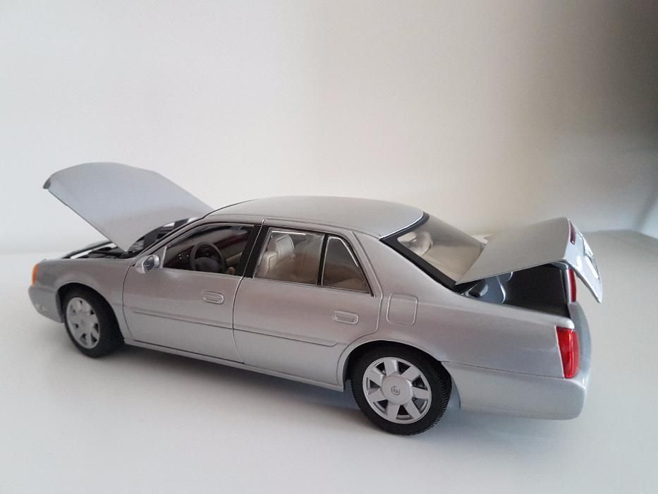 Miniatura Cadillac DeVille 2000 Maisto Escala 1:18