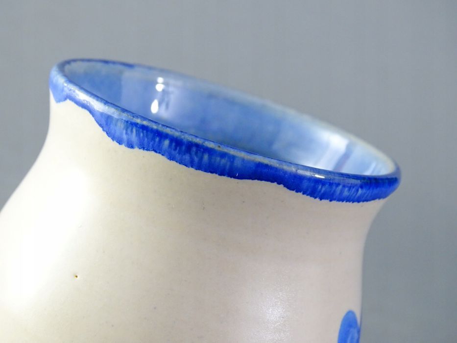 stary malowany kubek ceramiczny