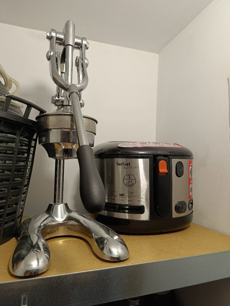 Sprzedam frytownicę Tefal i wyciskarkę do cytrusów.