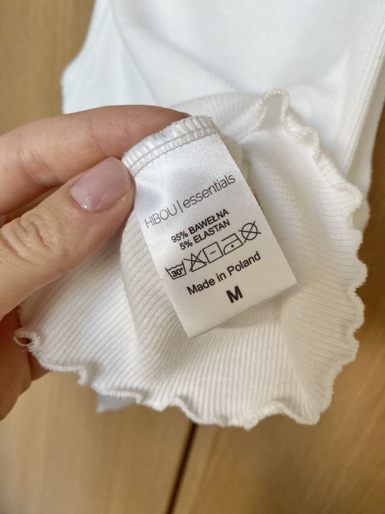 Krótki top HIBOU Cheeky Złamana Biel Organic basic biały