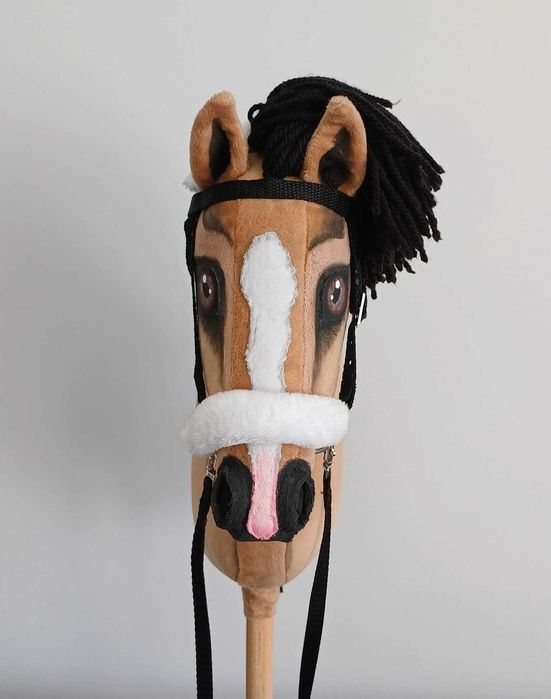 Konik Hobby Horse A3 gniady ujeżdżeniowy z ogłowiem i wodzami