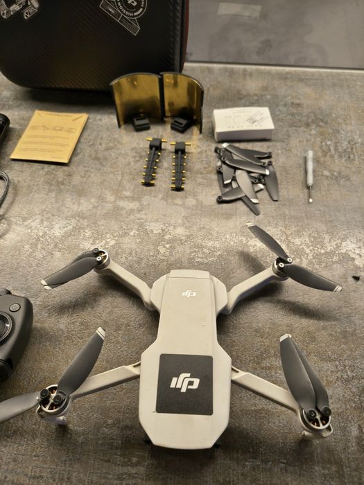 Dron Dji Mavic Mini 2 baterie hub