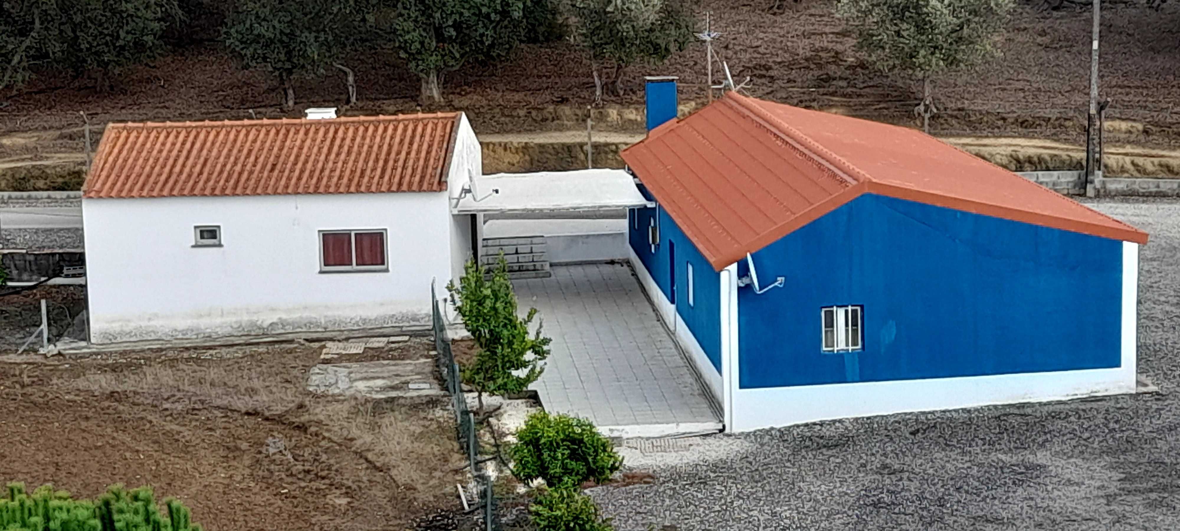 Casa no campo em condomínio fechado.