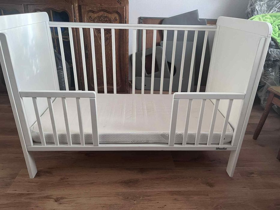 Łóżeczko białe z materacem