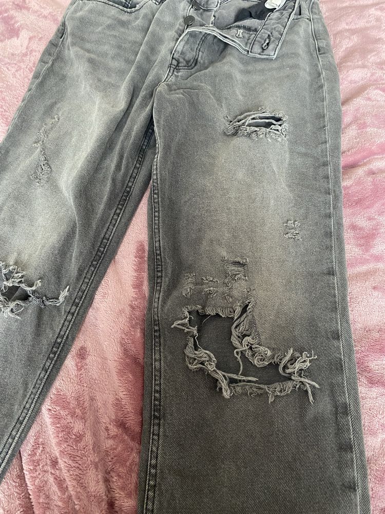 Темно-сірі рвані джинси