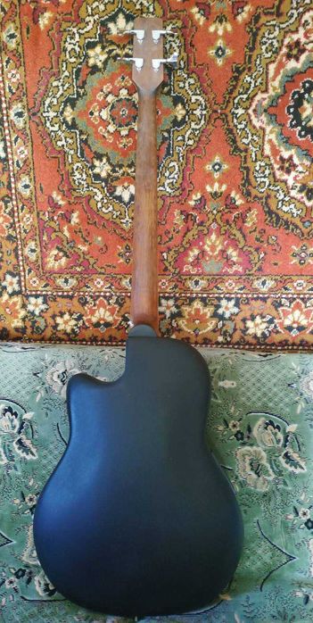 Електро-акустична  бас гітара, безладова