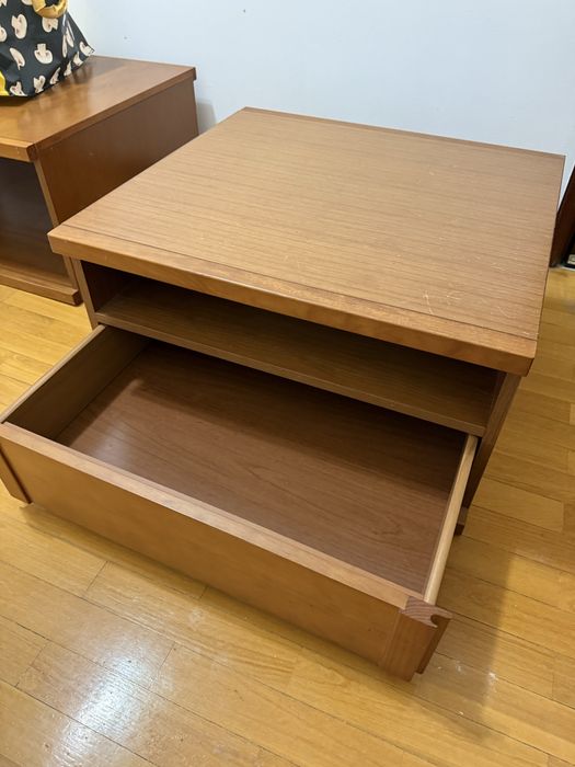 Mesa de apoio em madeira com prateleira e gaveta
