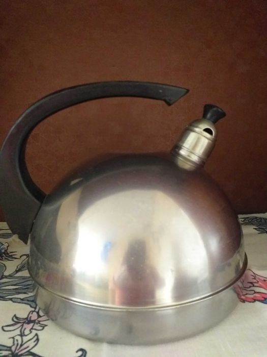 продам кухонную утварь мясорубку,чайник из нержавейки и эмалированный.