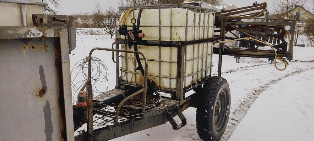 Опрыскиватель прицепной на 1000литров отличное состояние  штанга 16 ме