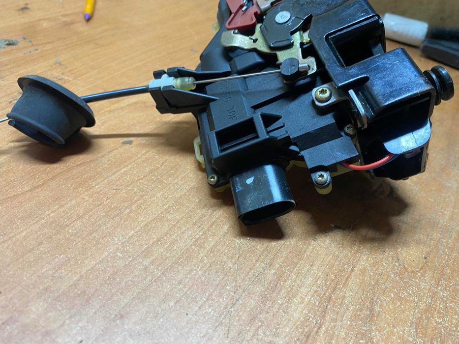 задній правий замок механізм дверей Ауді А4 Б6