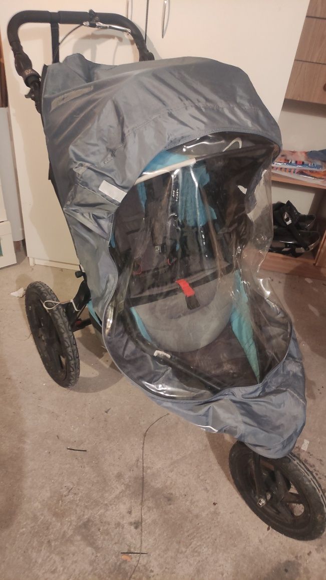 Bob Revolution pro. Trzykołowy wózek spacerowy do biegania i na rolki