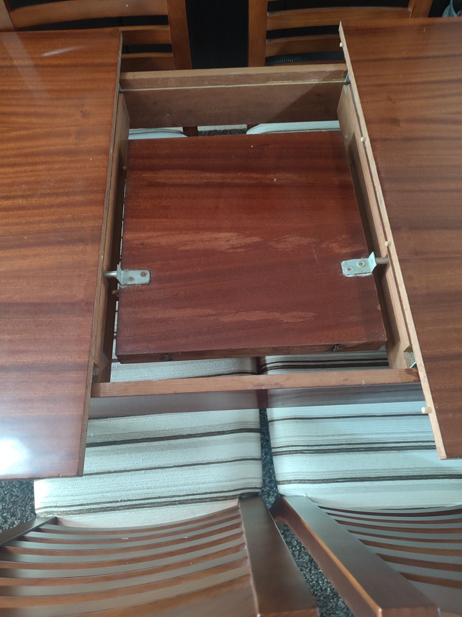 Mesa extensível de jantar com 4 cadeiras