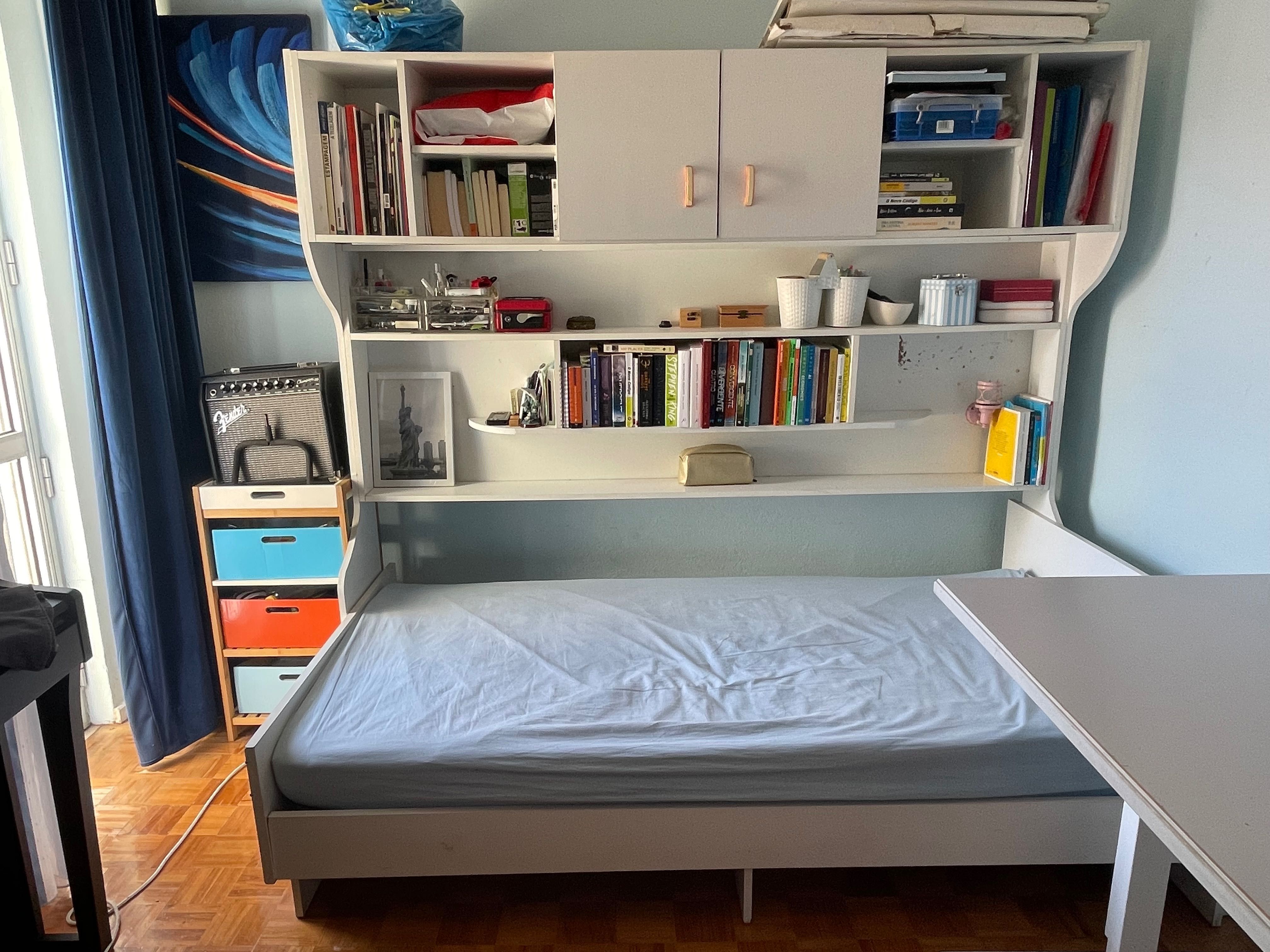 Cama individual com arrumação + colchão + lençóis e fronhas.