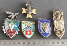 Cinco distintivos militares de França