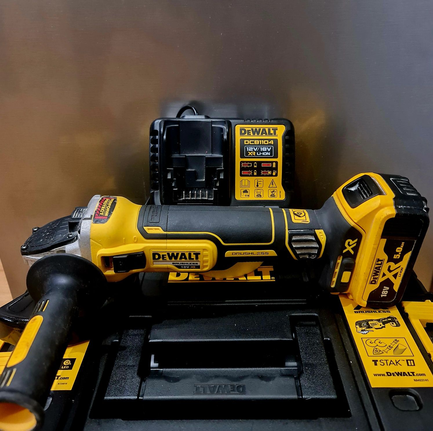 2023р. Акумуляторна Болгарка DeWalt dcg405