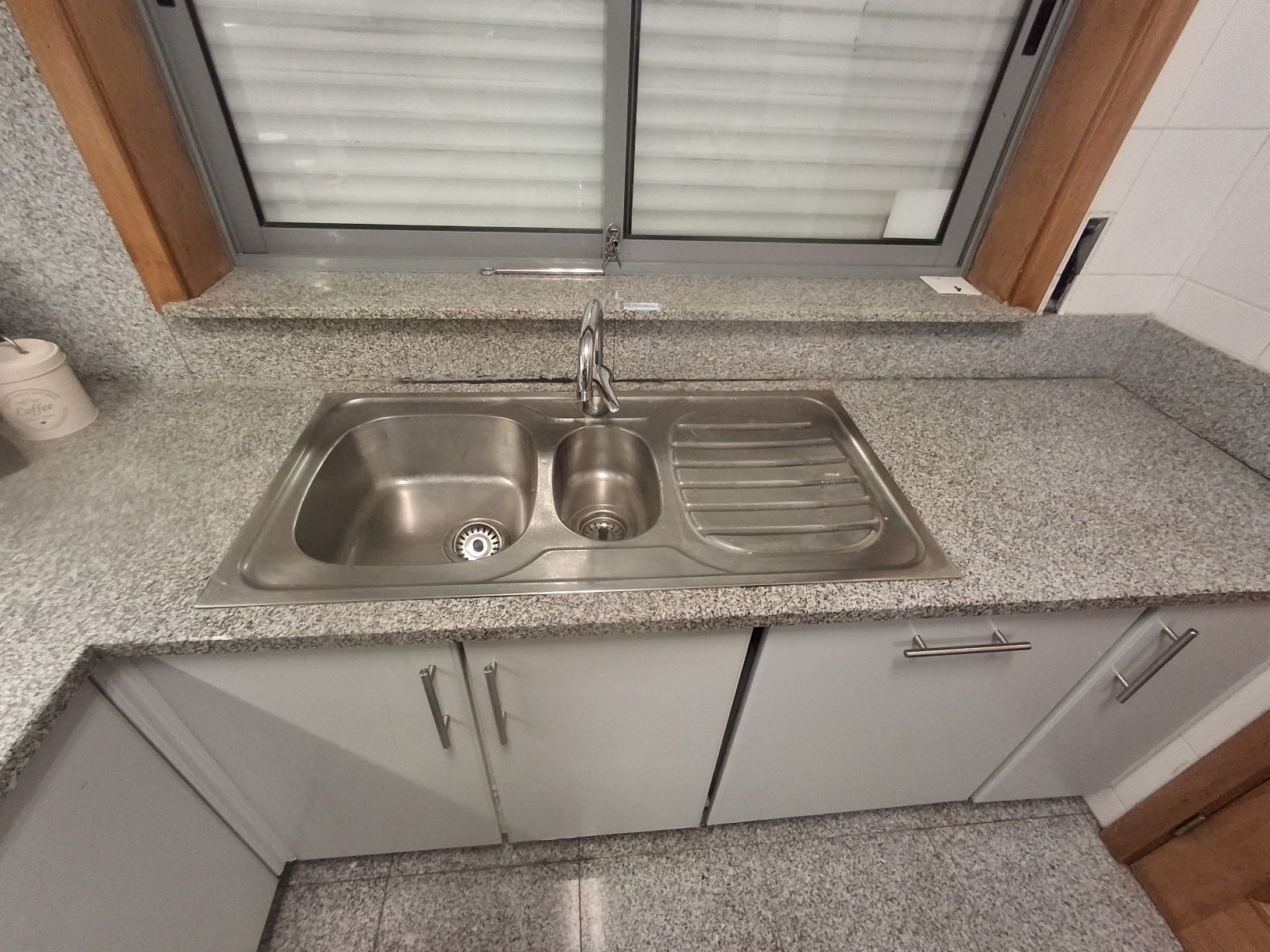 Cozinha completa com pedra em granito