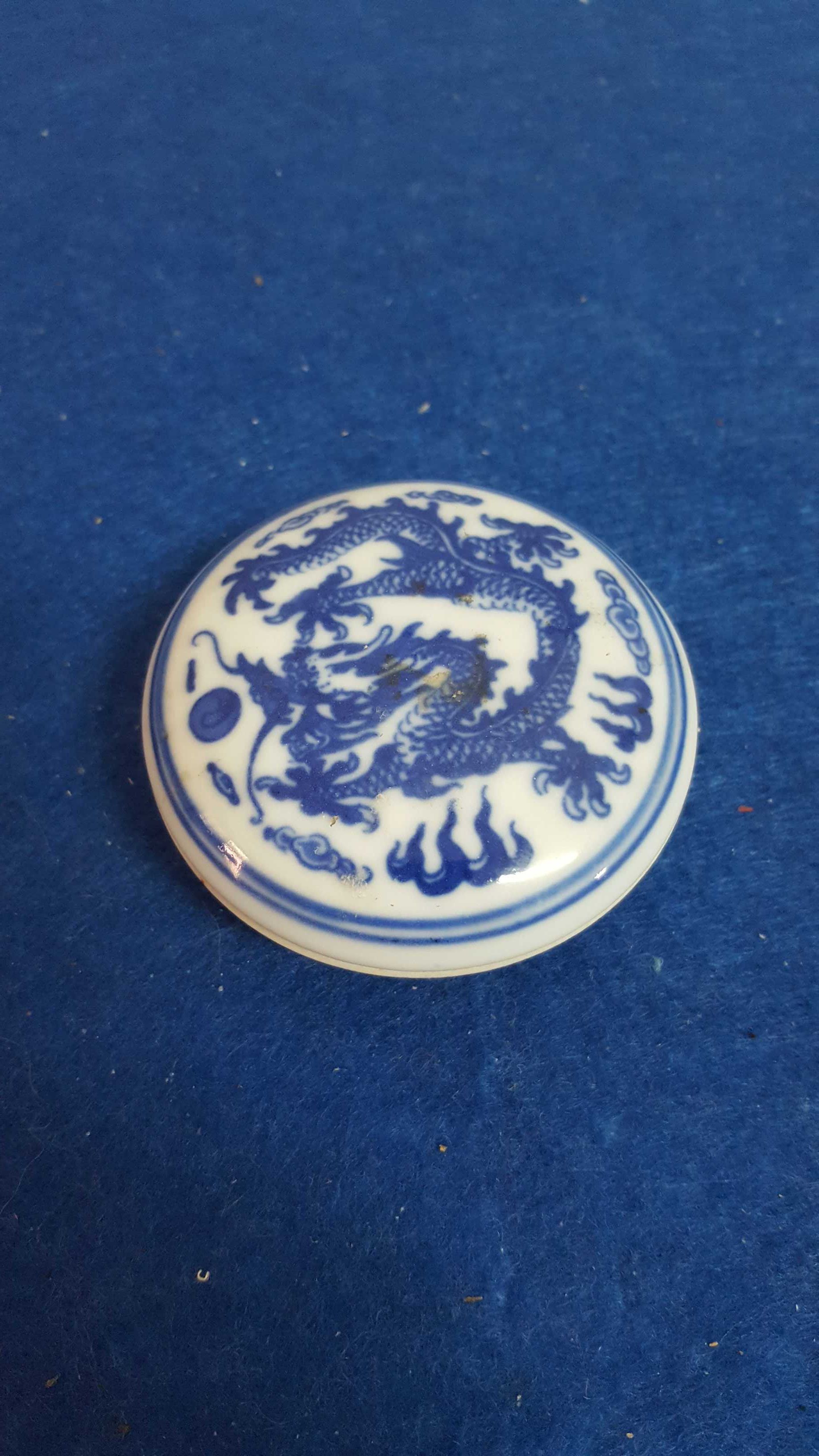Pequena caixa em porcelana chinesa para tinta da China. marcada