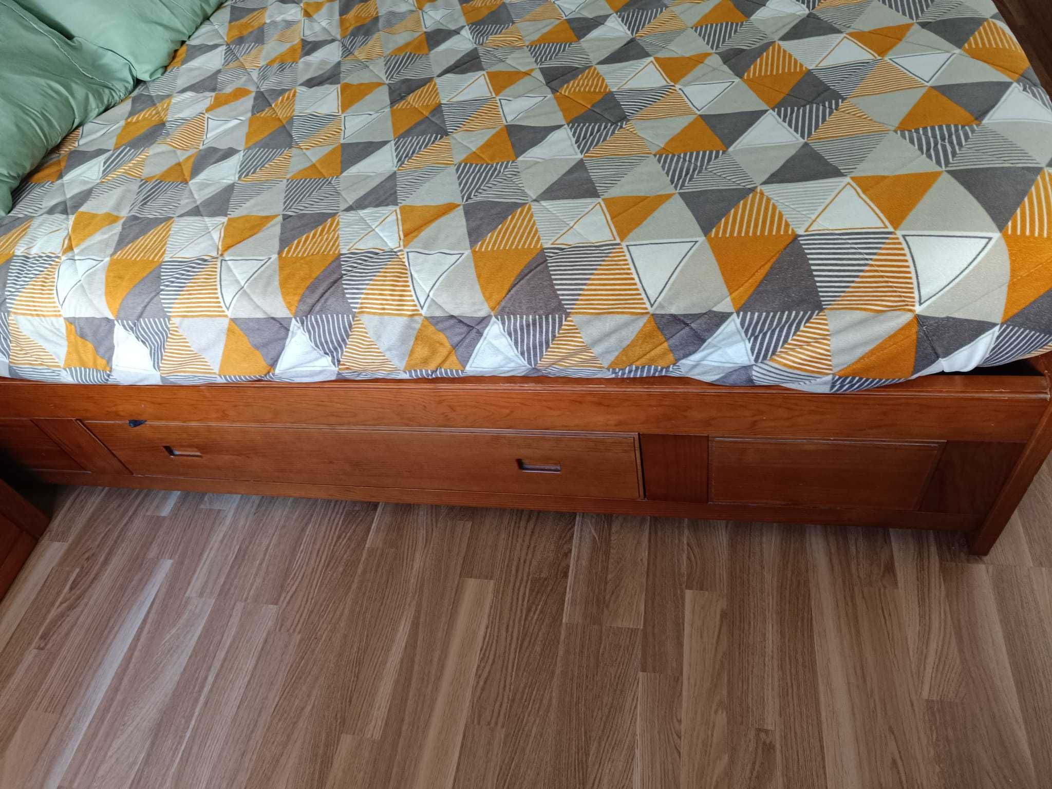 Cama e comodas madeira